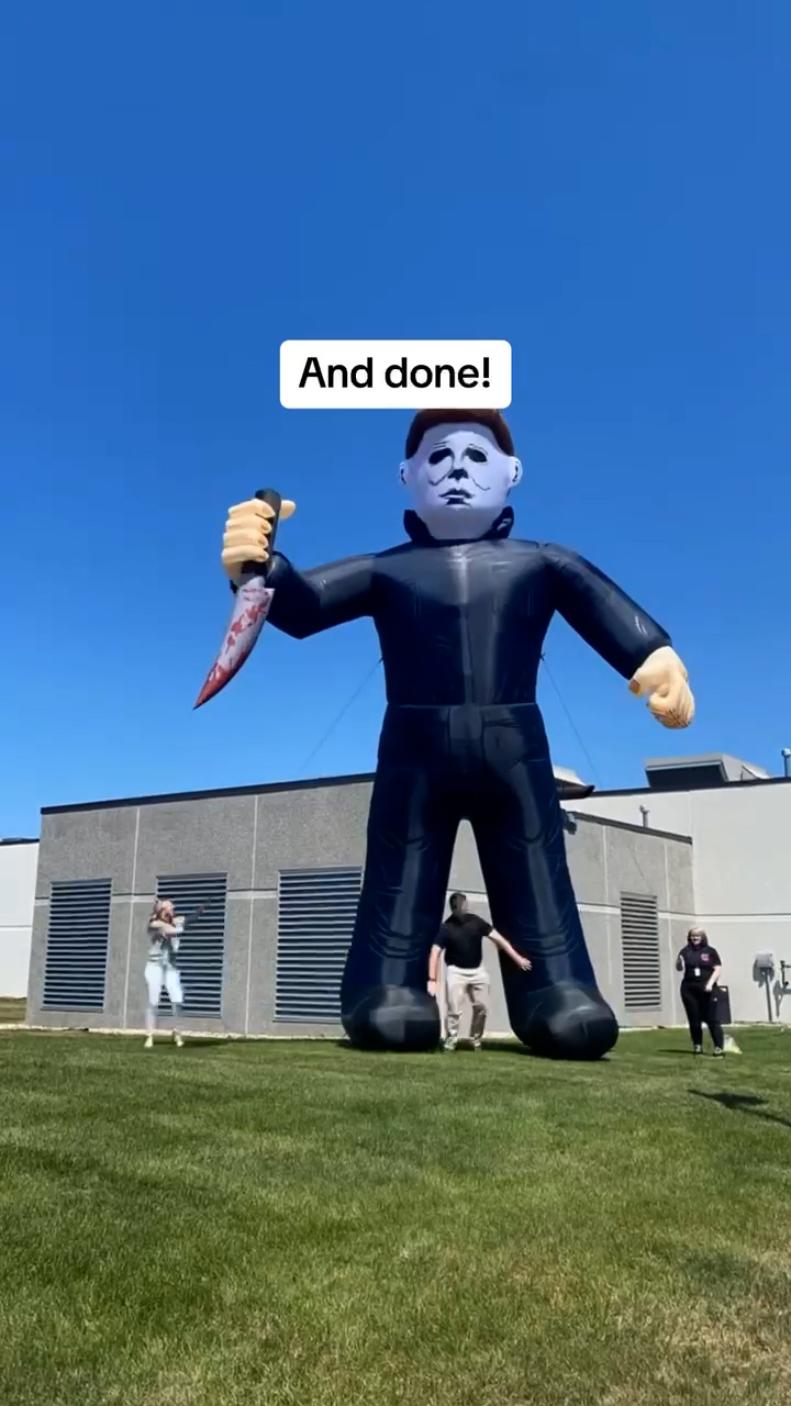 Timelapse Inflating 25ft Michael Myers Inflatable